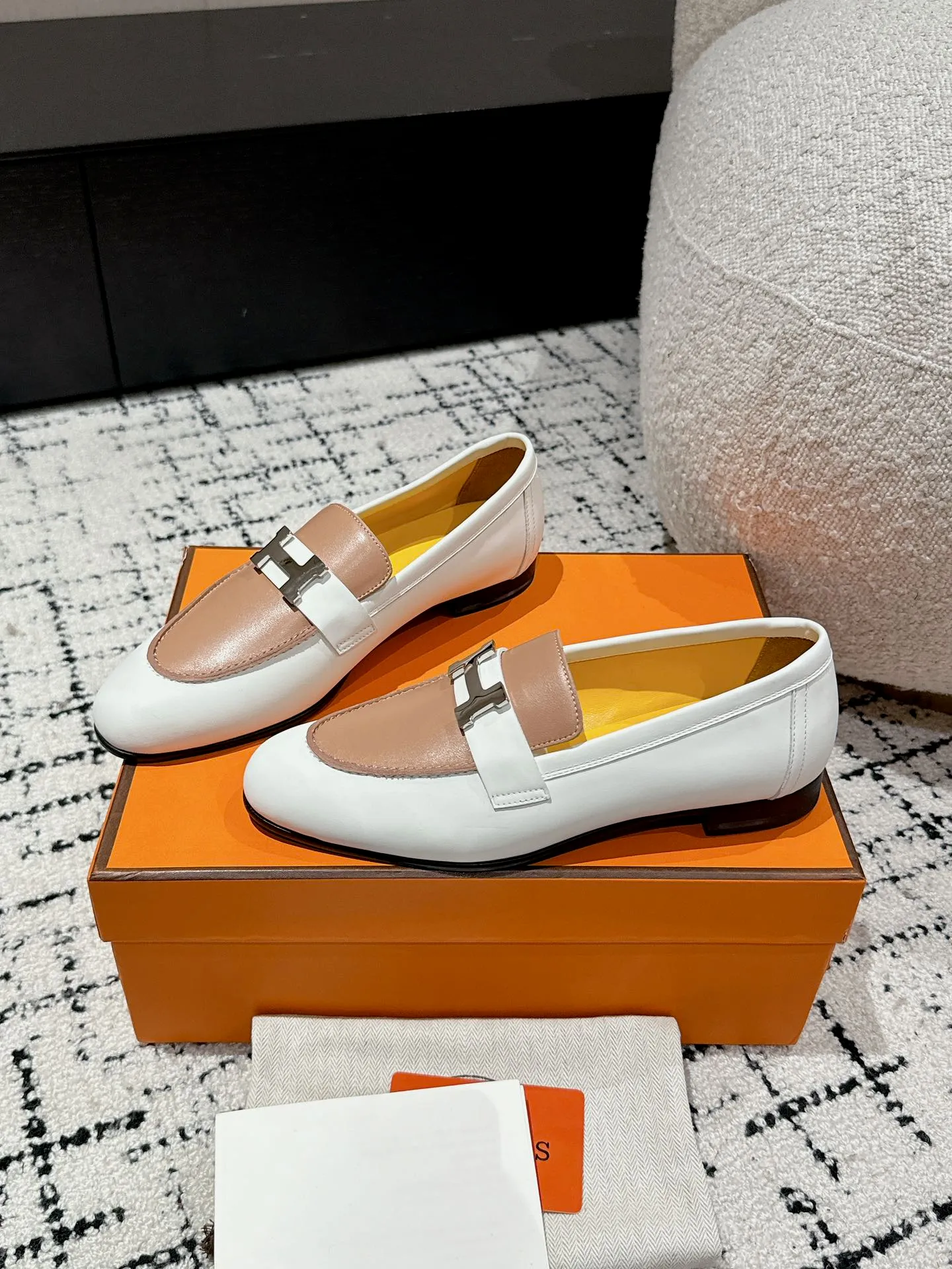 👟👟Ex-factory price 720👟👟 (top version) Hermes/25ss classic model is undoubtedly the leader in luxury goods. Every single product is very popular‼ ️Although the styles are few, they are more refined and more classic. They never go out of style. They are a brand that maintains and appreciates value. It is rare to have such a reputation in consumer goods sincerely! This pair of shoes is a classic style of this brand. It is decorated with metal buckles exclusive to Hermès. It is a classic that has become more and more beautiful over the course of history. We will bring out some goods from the channel in small quantities! The leather feels very, very soft and feels like baby skin! Feel the luxury! Supplies are huge! ✔️Material: imported sheepskin upper ✔️Inner lining/foot pads: imported sheepskin ✔️Outsole: genuine leather ➕tpu bottom ⚠️ ✔️Size: 35/36/37/38/39 (40/41/42 can be ordered)
